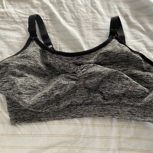 Motherhood maternity nursing bra in great condition!